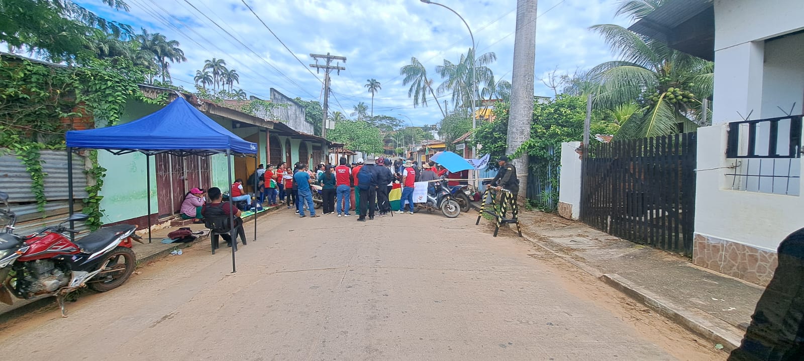 Em protesto professores bolivianos bloqueiam pontes na fronteira com o Acre
