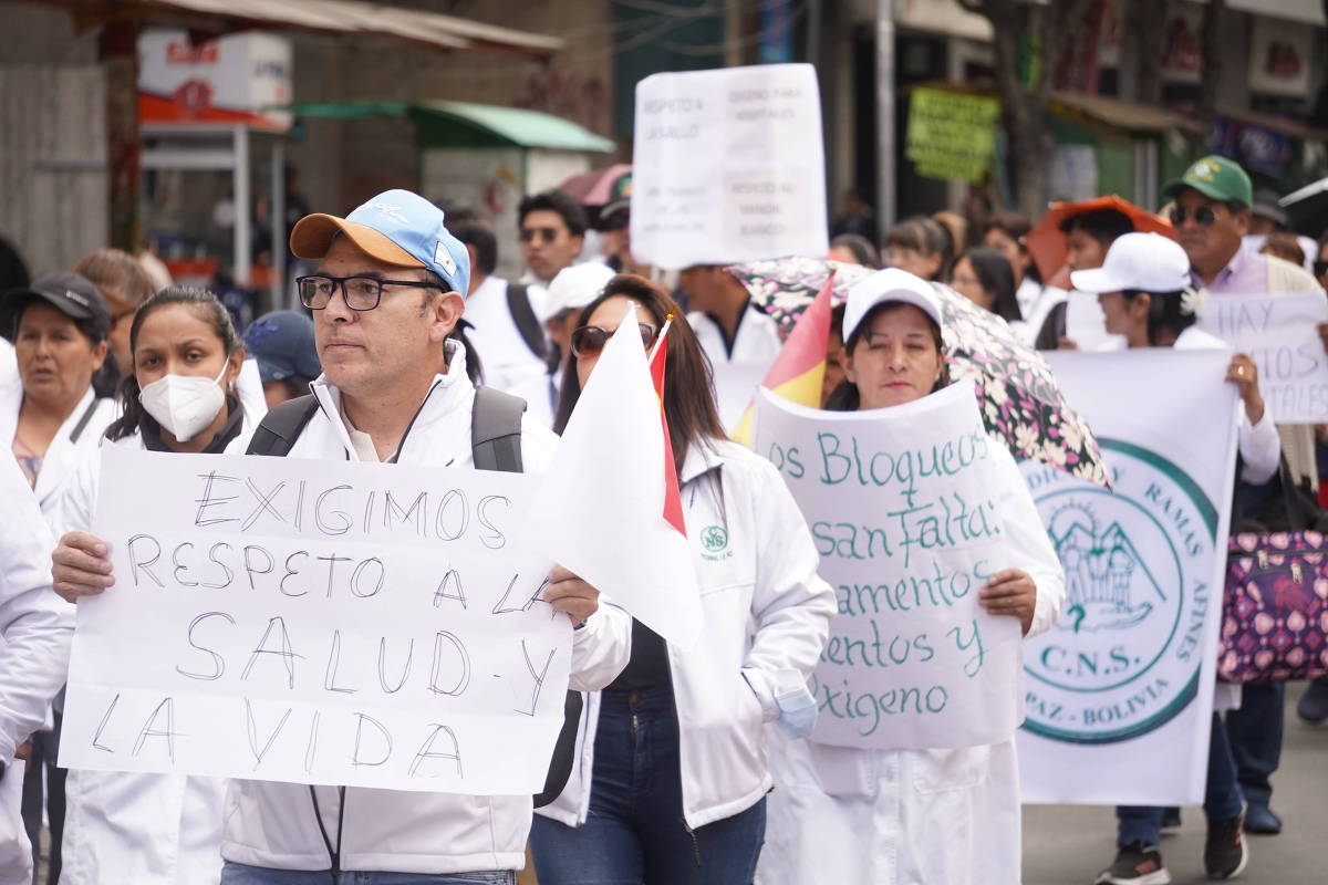 Profissionais de saúde bolivianos cobram entrada de oxigênio, medicamentos e alimentos em La Paz em meio a crise de desabastecimento | Foto: Javier Mamani 