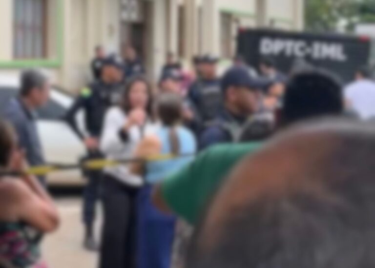 Sob forte comoção, familiares chegam para reconhecer corpos das vítimas