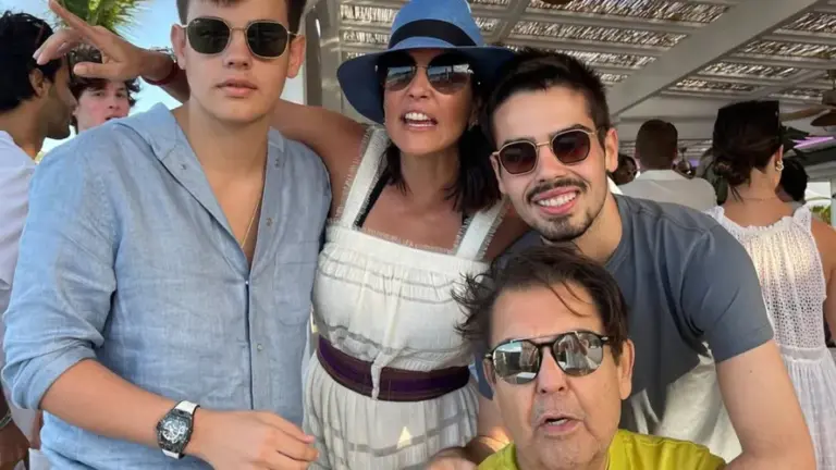 Faustão surge em foto rara com a família e comove a web