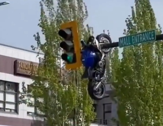 Motocicleta fica pendurada em semáforo após grave acidente