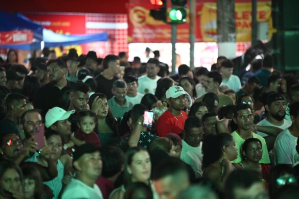 FOTOS: público lota o praça do Palácio Rio Branco para show de Tierry