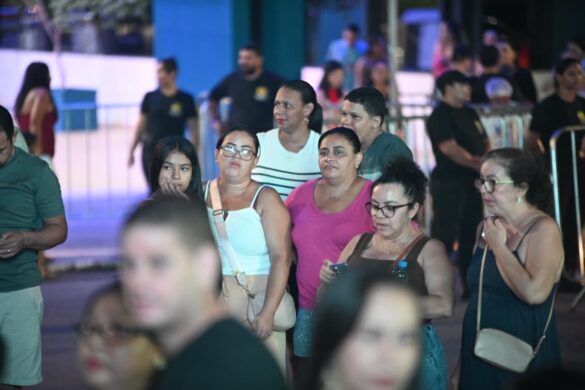 FOTOS: público lota o praça do Palácio Rio Branco para show de Tierry