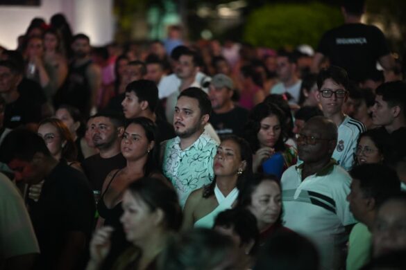 FOTOS: público lota o praça do Palácio Rio Branco para show de Tierry