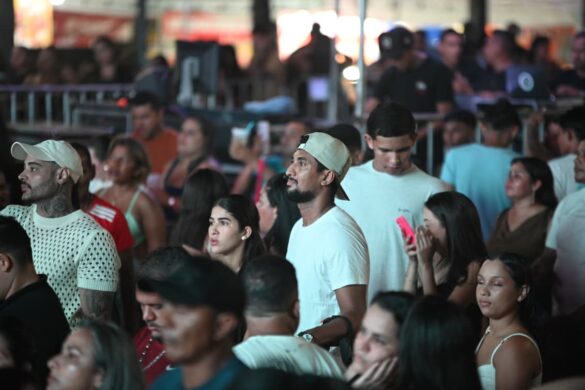 FOTOS: público lota o praça do Palácio Rio Branco para show de Tierry
