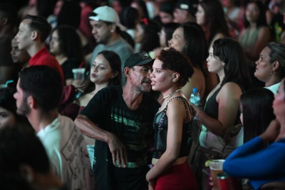 FOTOS: público lota o praça do Palácio Rio Branco para show de Tierry