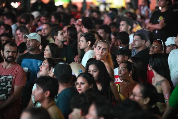 FOTOS: público lota o praça do Palácio Rio Branco para show de Tierry