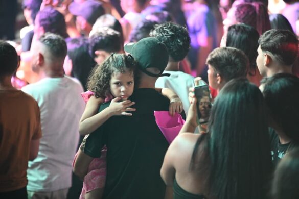 FOTOS: público lota o praça do Palácio Rio Branco para show de Tierry