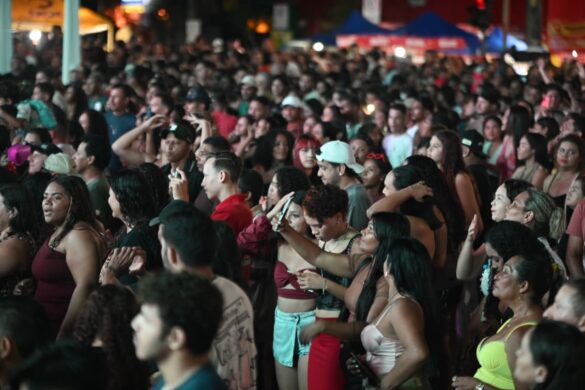 FOTOS: público lota o praça do Palácio Rio Branco para show de Tierry