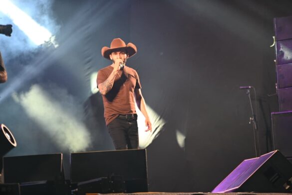FOTOS: público lota o praça do Palácio Rio Branco para show de Tierry