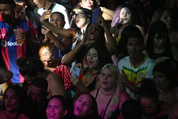 FOTOS: público lota o praça do Palácio Rio Branco para show de Tierry
