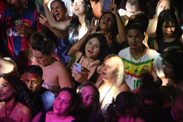 FOTOS: público lota o praça do Palácio Rio Branco para show de Tierry