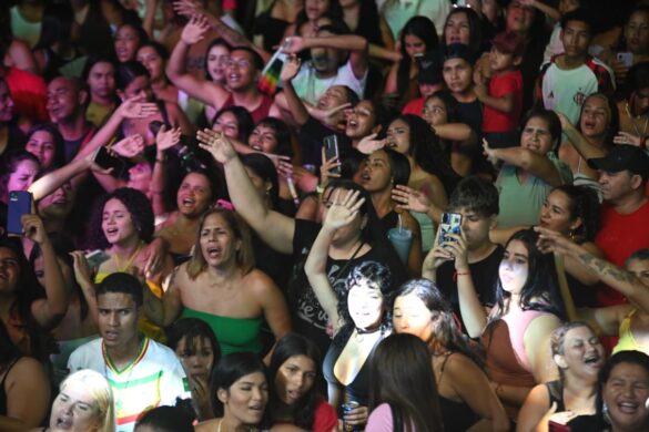 FOTOS: público lota o praça do Palácio Rio Branco para show de Tierry