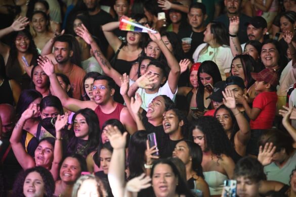 FOTOS: público lota o praça do Palácio Rio Branco para show de Tierry