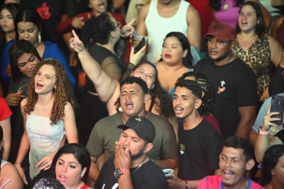 FOTOS: público lota o praça do Palácio Rio Branco para show de Tierry