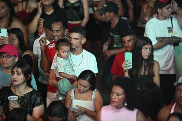 FOTOS: público lota o praça do Palácio Rio Branco para show de Tierry