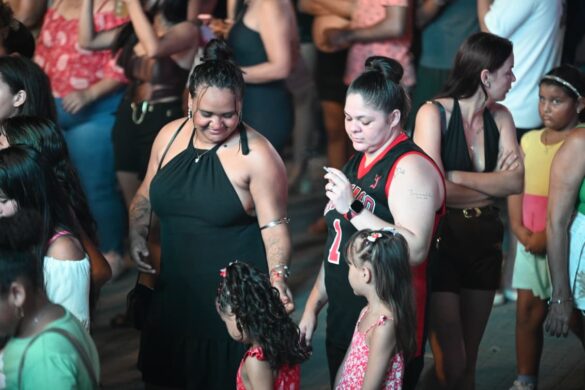 FOTOS: público lota o praça do Palácio Rio Branco para show de Tierry