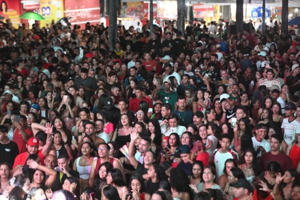 FOTOS: público lota o praça do Palácio Rio Branco para show de Tierry