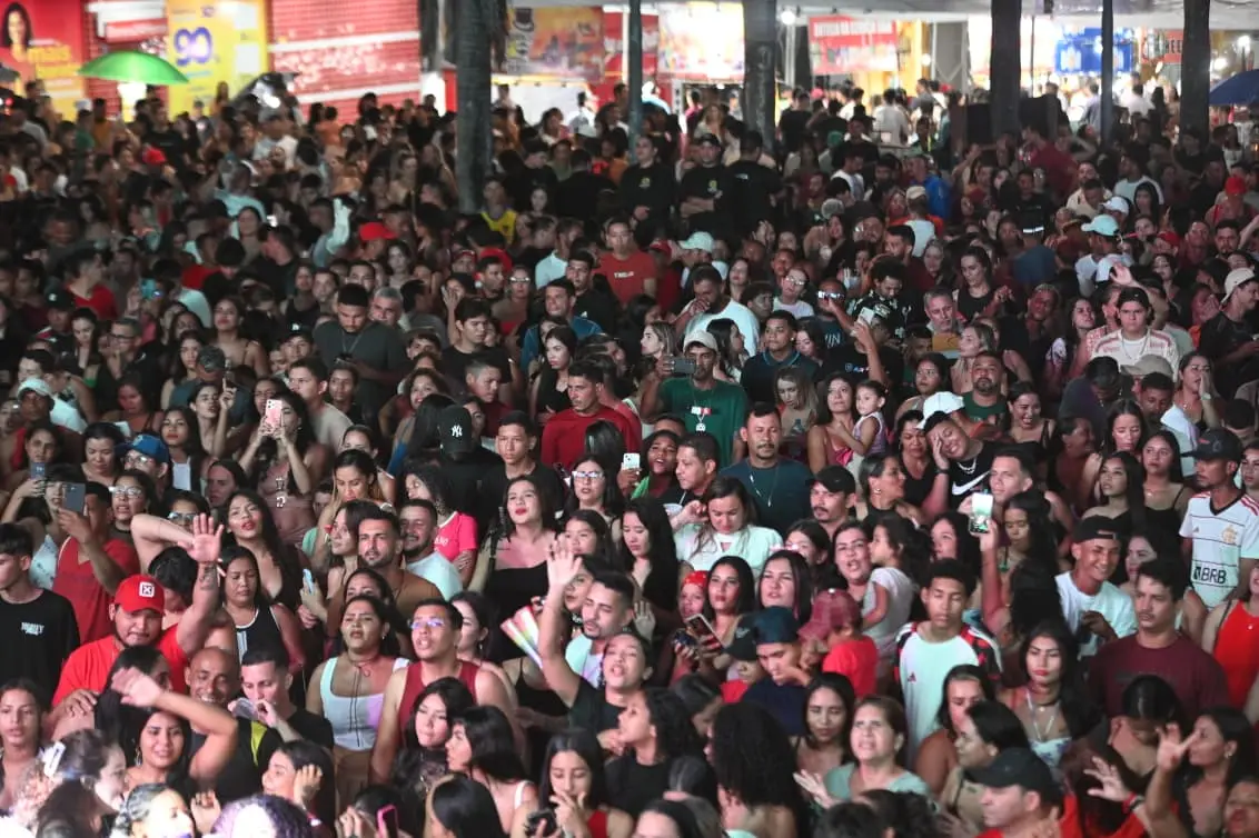 FOTOS: público lota o praça do Palácio Rio Branco para show de Tierry
