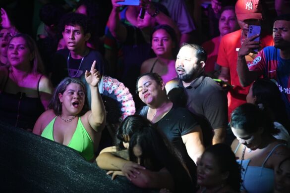 FOTOS: público lota o praça do Palácio Rio Branco para show de Tierry