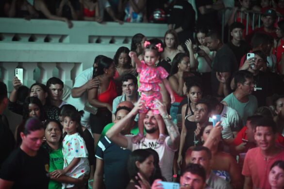 FOTOS: público lota o praça do Palácio Rio Branco para show de Tierry