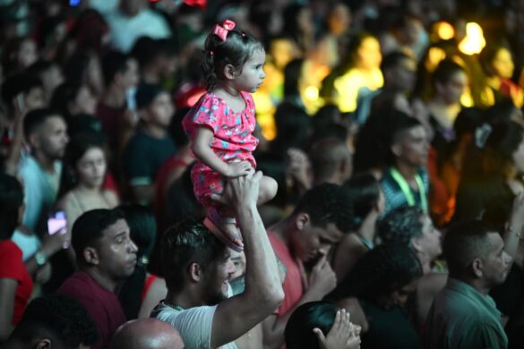 FOTOS: público lota o praça do Palácio Rio Branco para show de Tierry