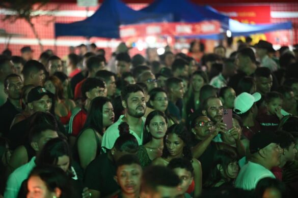 FOTOS: público lota o praça do Palácio Rio Branco para show de Tierry