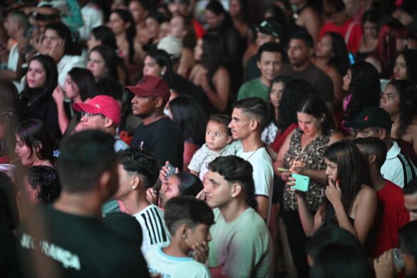 FOTOS: público lota o praça do Palácio Rio Branco para show de Tierry