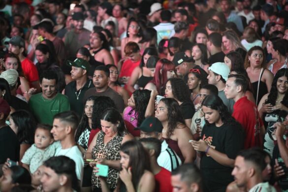 FOTOS: público lota o praça do Palácio Rio Branco para show de Tierry
