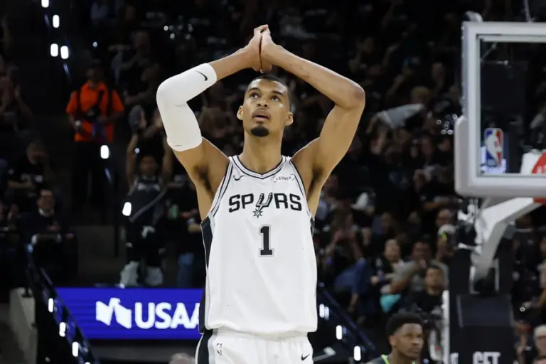 A noite de quarta-feira (06/05) foi de fortes emoções nas semifinais de conferência da liga americana. Pelos Playoffs NBA 2026 resultados, o destaque absoluto foi o San Antonio Spurs, que atropelou o Minnesota Timberwolves por 133 x 95, igualando a série no Oeste. Enquanto isso, no Leste, o New York Knicks consolidou sua vantagem sobre o Philadelphia 76ers.