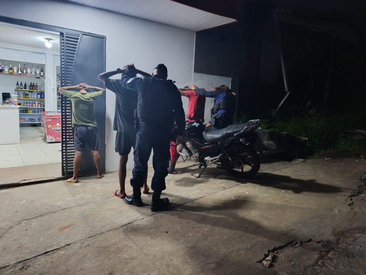 Um homem foi preso na noite desta sexta-feira (2), após um assalto ao Mercantil Andreisson, localizado no bairro São José, em Cruzeiro do Sul