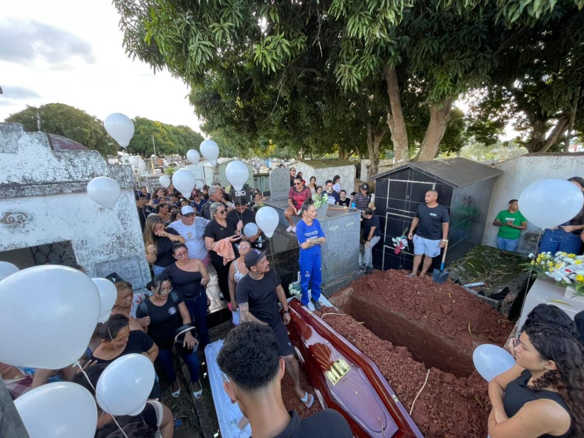 Hinos e balões brancos marcam despedida de “Tia Zena” em Rio Branco