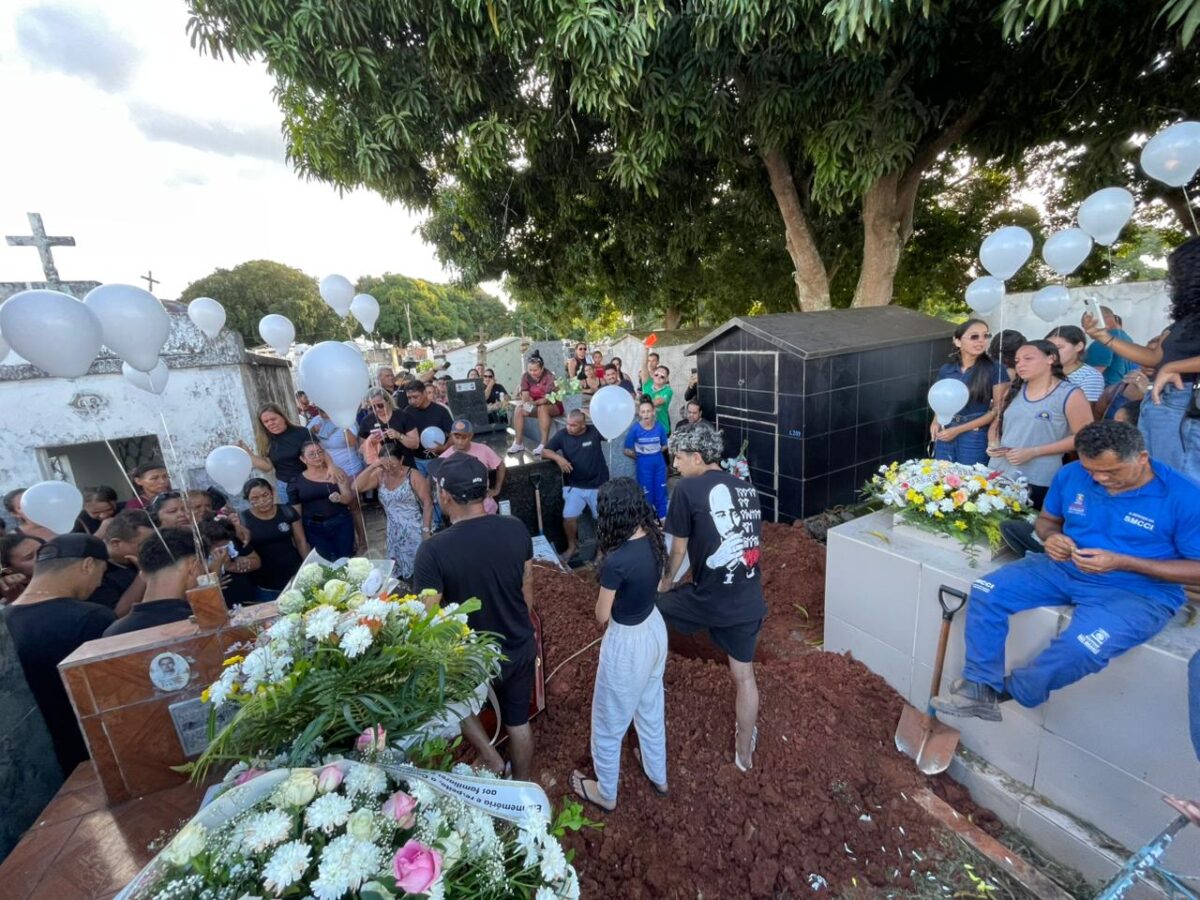Tia Zena, vítima de tiroteio, é sepultada sob forte comoção em Rio Branco