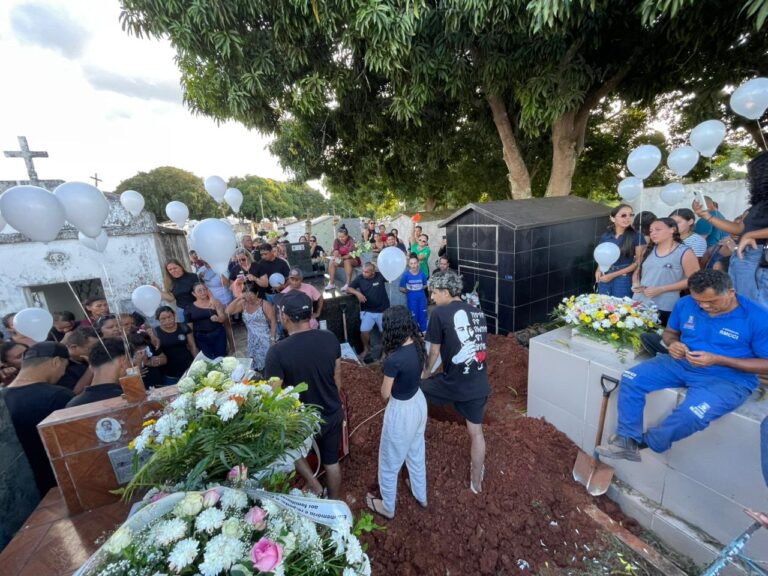 Tia Zena, vítima de tiroteio, é sepultada sob forte comoção em Rio Branco