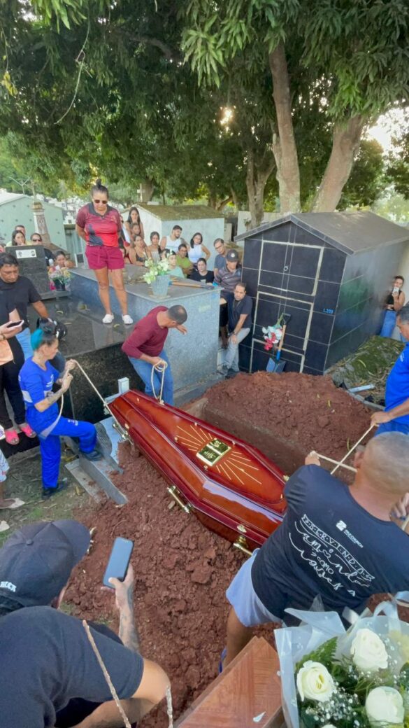 Tia Zena, vítima de tiroteio, é sepultada sob forte comoção em Rio Branco