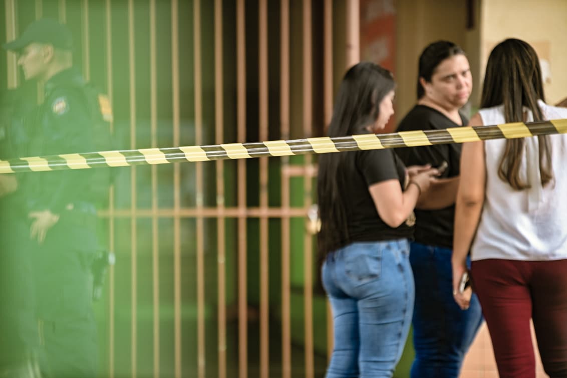 Antes de serem mortas, funcionárias se agarraram a aluno para evitar tiroteio