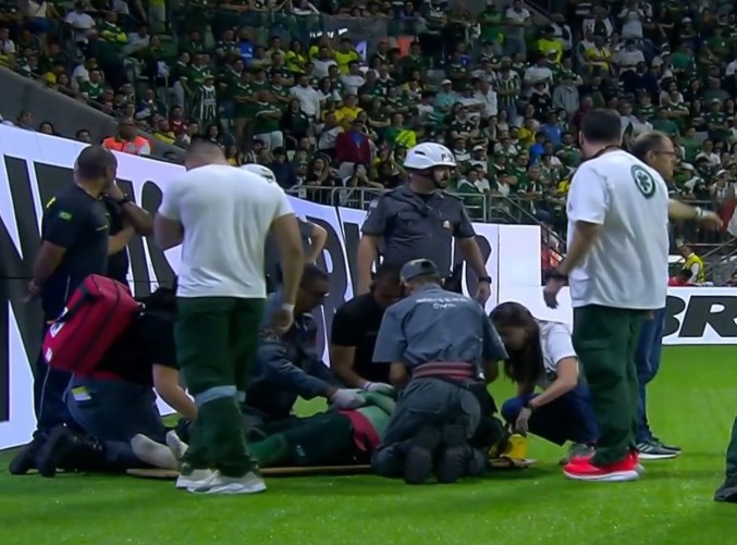 Torcedor fantasiado de “Hulk” tenta invadir campo e deixa estádio de ambulância