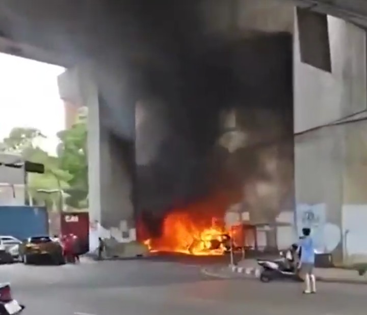 Trem atinge ônibus e deixa oito mortos na Tailândia
