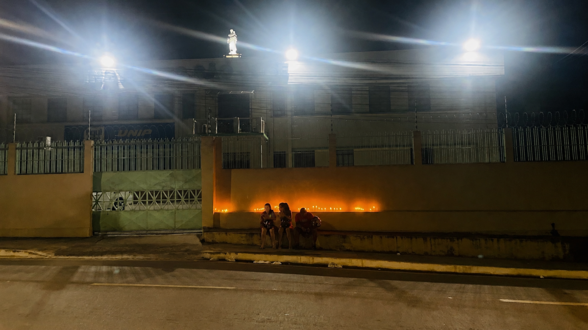 Velas acesas em frente ao Instituto São José marcam luto após tragédia