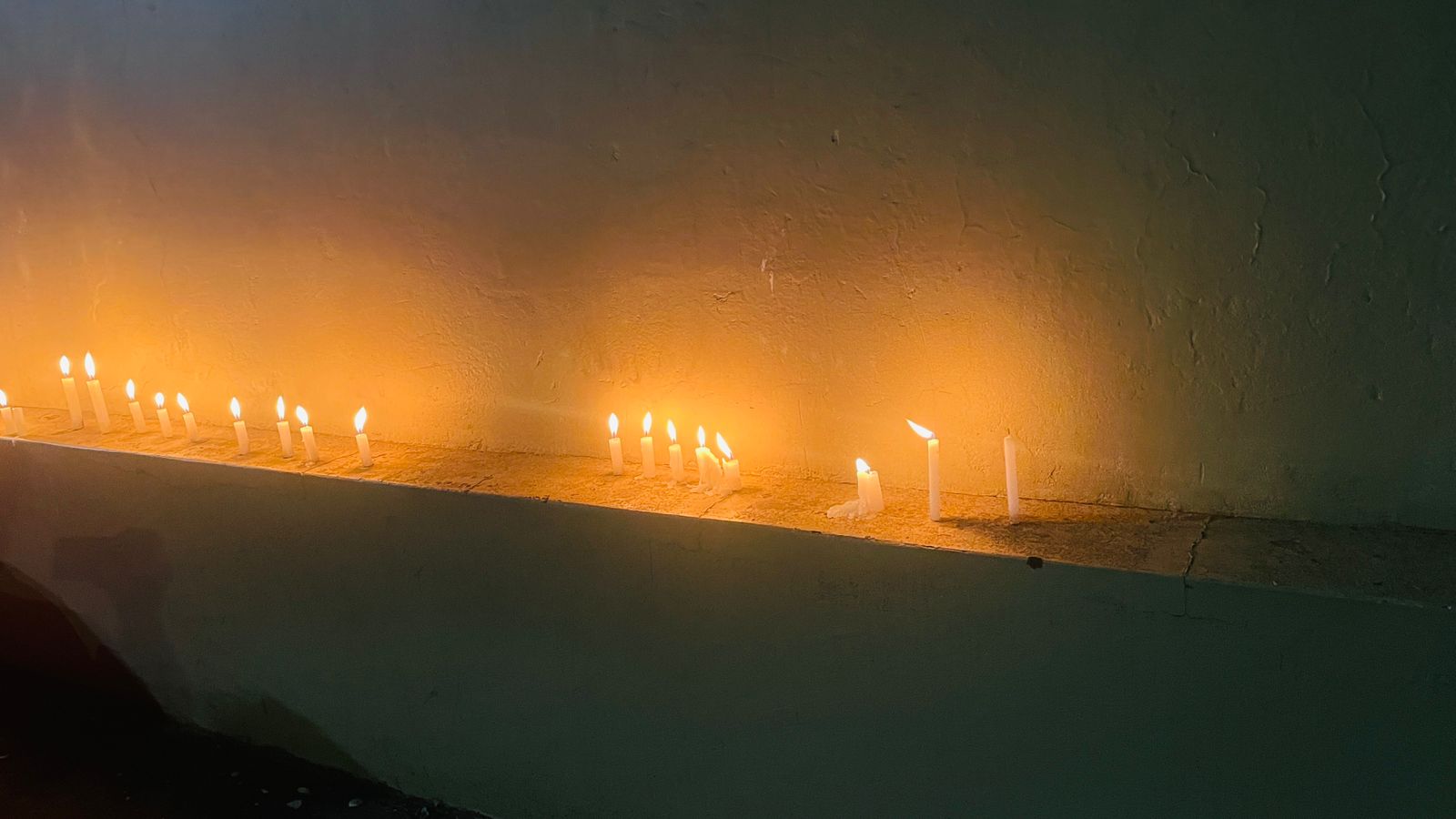 Velas acesas em frente ao Instituto São José marcam luto após tragédia