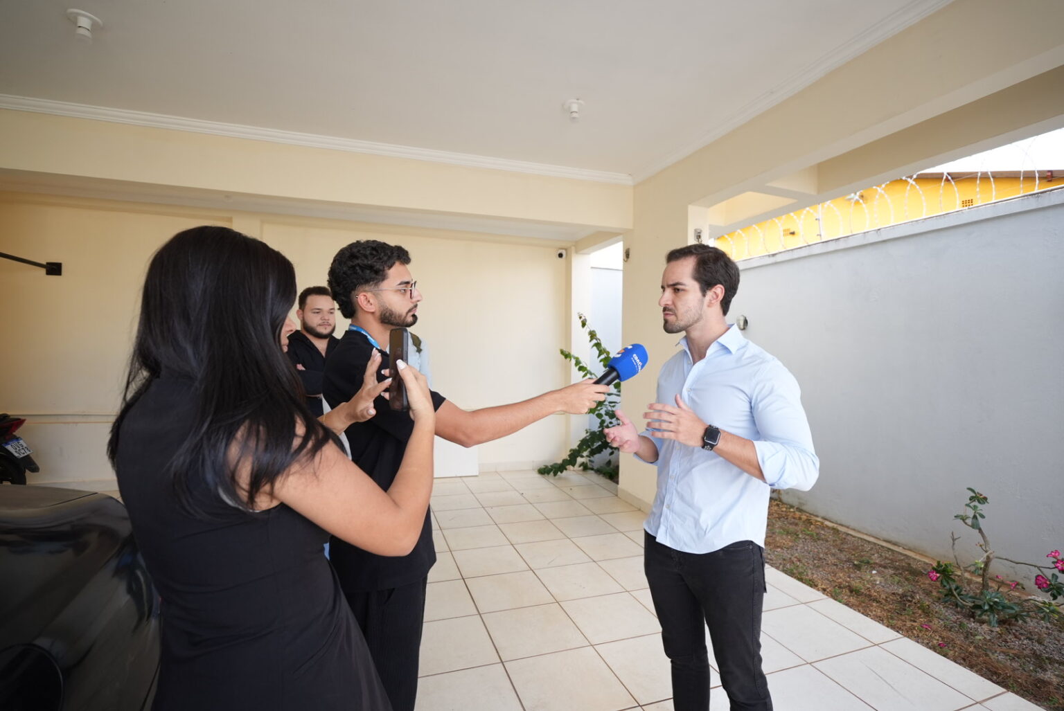 Virgílio chega para debate com João Paulo e promete confronto de ideias
