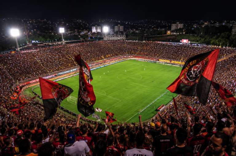 Estádio Barradão completamente lotado e iluminado para a partida entre Vitória e Flamengo pela Copa do Brasil.
