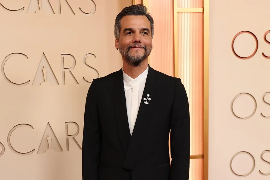 Wagner Moura exibe novo visual para filme com Kristen Stewart Wagner Moura exibe novo visual para filme com Kristen Stewart