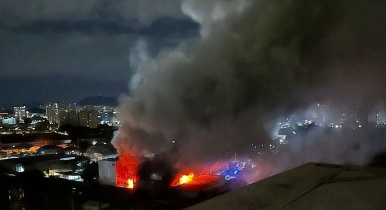 Incêndio em galpões na Lapa provoca coluna de fumaça em SP Incêndio em galpões na Lapa provoca coluna de fumaça em SP