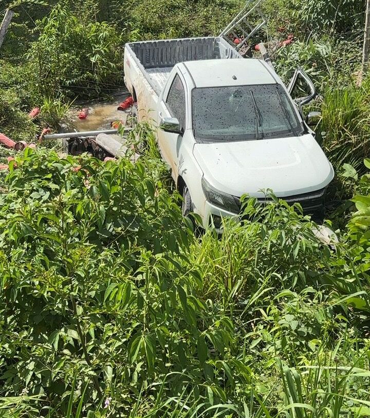 Caminhonete sai da pista e bate contra cerca no interior do Acre