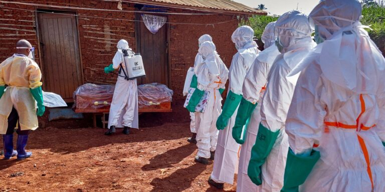 Ebola avança no Congo, e cientistas alertam para risco de epidemia