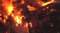 Incêndio em prédio comercial nos EUA obriga moradores a fugirem de casa