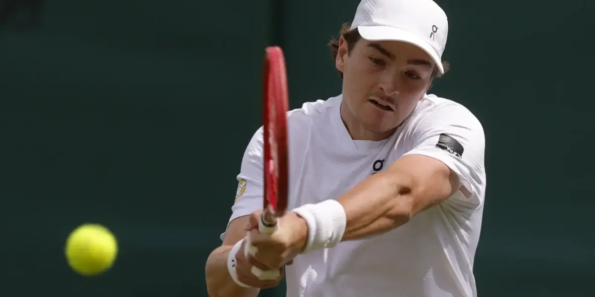 João Fonseca estreia em Wimbledon com 3 a 0 sobre Bautista Agut