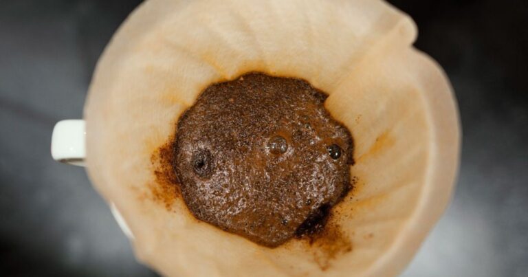 Borra de café desentope a pia? Entenda o que diz a ciência