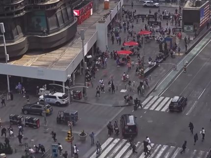 Tiros são disparados na Times Square e geram correria em Nova Iorque; suspeito é preso Tiros são disparados na Times Square e geram correria em Nova Iorque; suspeito é preso